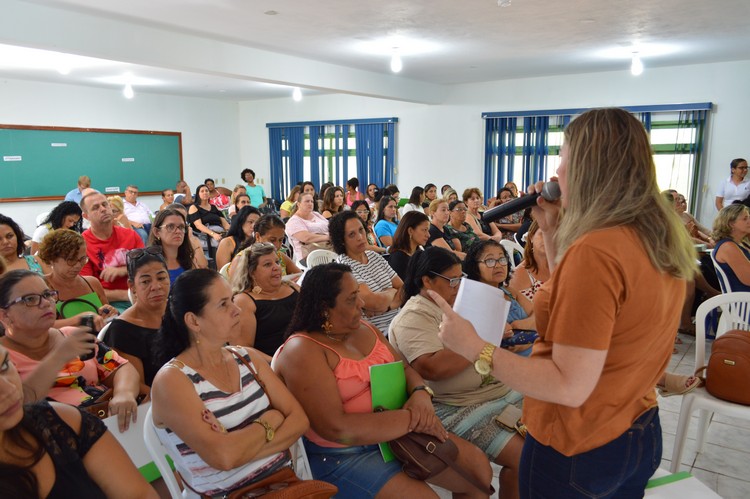 Secretária de Educação - Ana Cláudia Endringer Monteiro da boas vindas aos participantes
