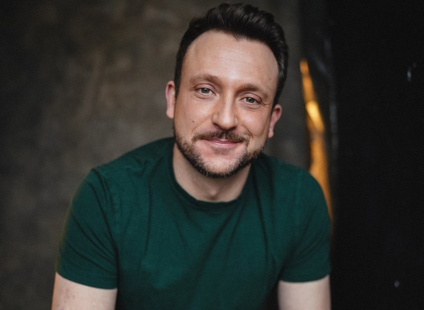 Ator Rodrigo Ternevoy estreia no Brasil em produção britânica do Disney+