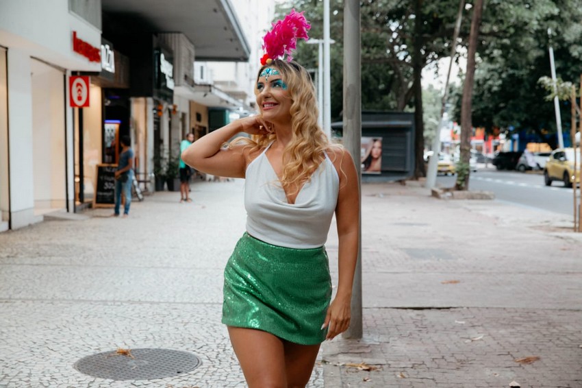 Paula Frascari, que vive garota de programa na novela das 21h da Globo, se prepara para cair na folia na Sapucaí