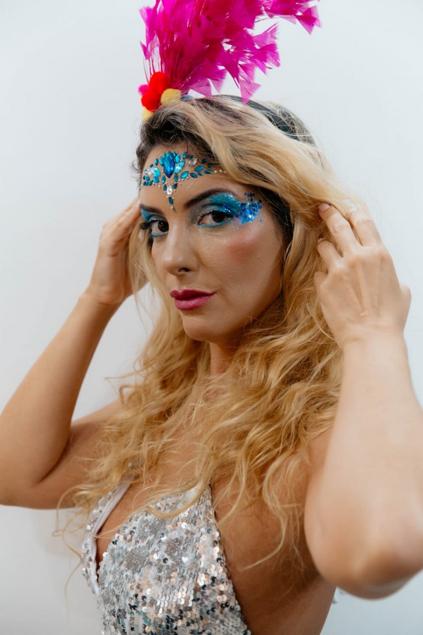 Paula Frascari, que vive garota de programa na novela das 21h da Globo, se prepara para cair na folia na Sapucaí