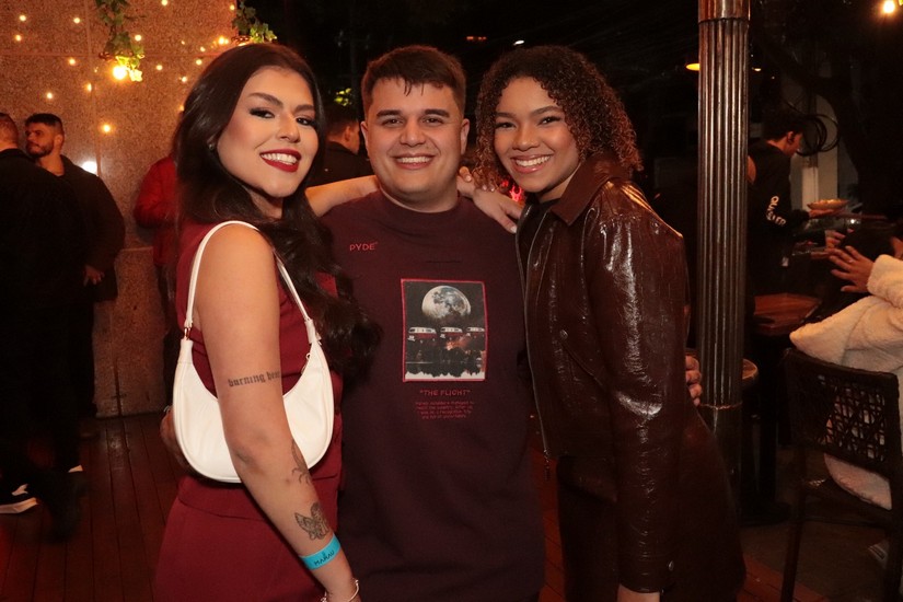 Bárbara Gutierrez e Bernardo Castro, sócios da Exclusive, com Shonil Narone