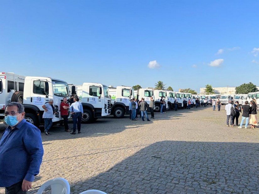 Caminhões Volkswagen enfileirados para serem entregues aos municípios do ES