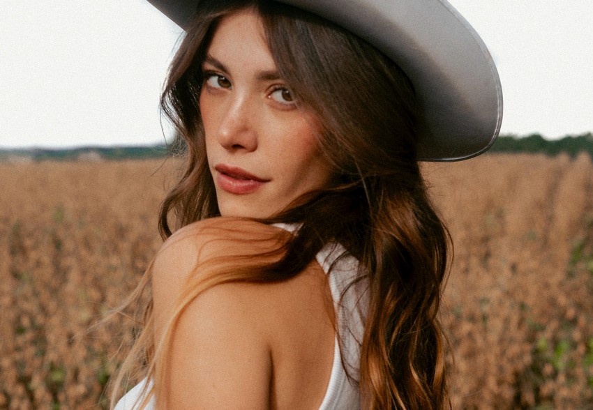 Caroline Dallarosa estreia na literatura com romance interativo e trilha sonora