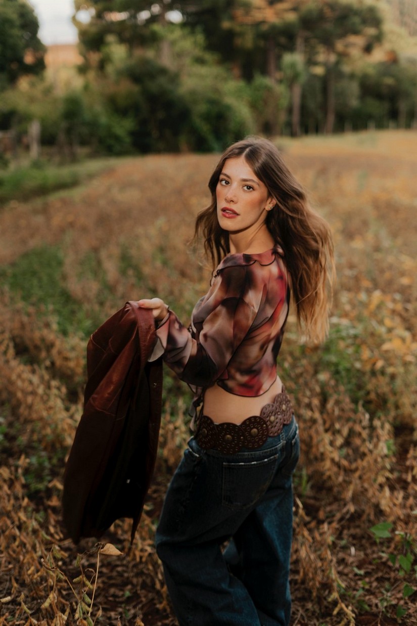 Caroline Dallarosa estreia na literatura com romance interativo e trilha sonora