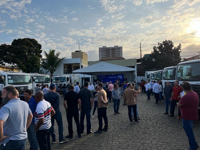 Cerimonia de entrega de 30 caminhões VW Compactadores de Lixo no pátio da Autobahn Caminhões