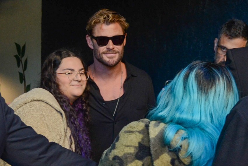 Chris Hemsworth dá show de simpatia ao tirar selfies e dar autógrafos aos fãs em São Paulo