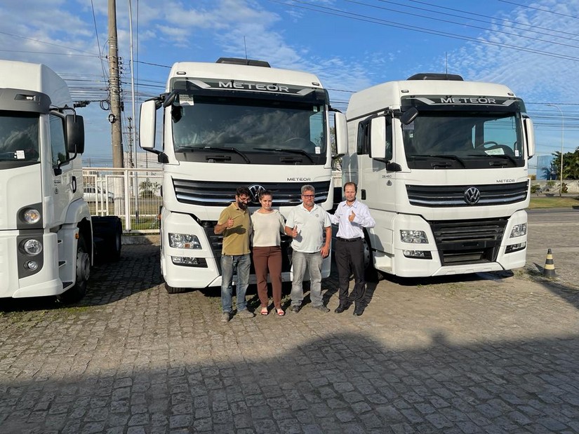 Entrega ao cliente Pereira e Botelho recebendo seu caminhão Meteor Super Pesado