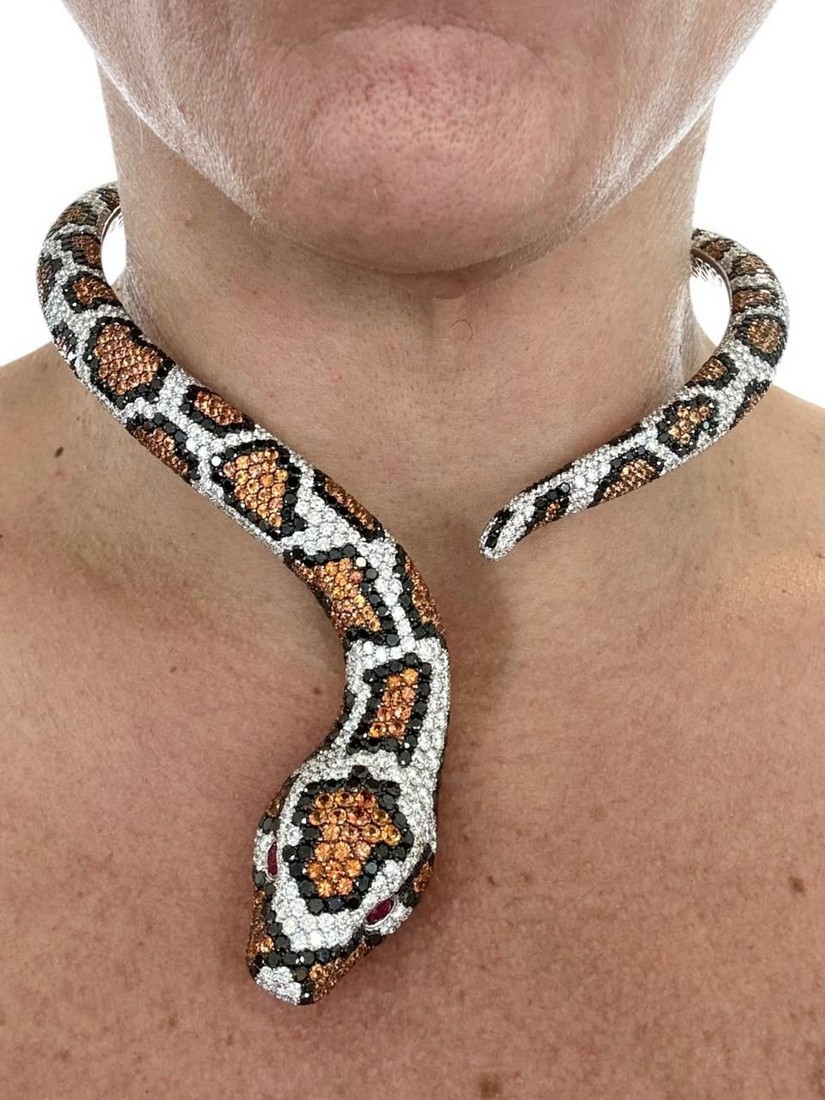 Colar articulado em forma de serpente em ouro branco cravejado de diamantes brancos extras, cravação pavê, citrinos laranjas e diamantes caviar.