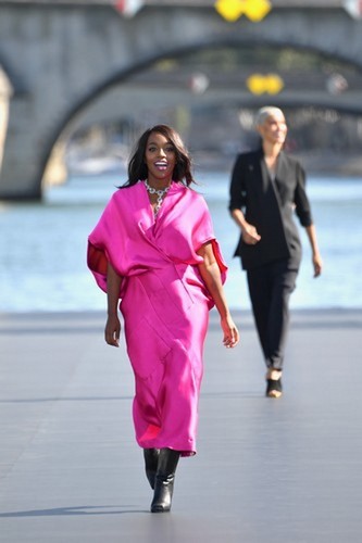 A L'Oréal Paris apresentou o seu desfile no rio Sena