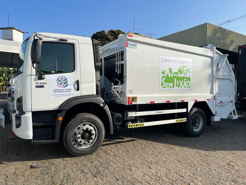 Detalhe do caminhão 17-260 Compactador de Lixo adiquirido pelo Governo do Estado