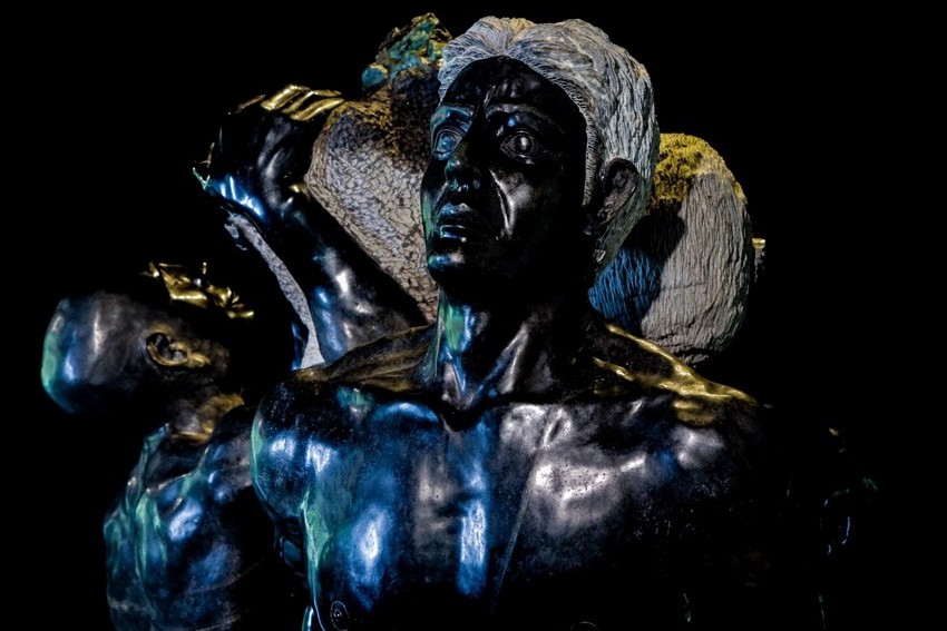 Escultura Garimpeiros, com 13 cristais de esmeralda bruta, será leiloada por lance inicial de R$ 200 milhões amanhã