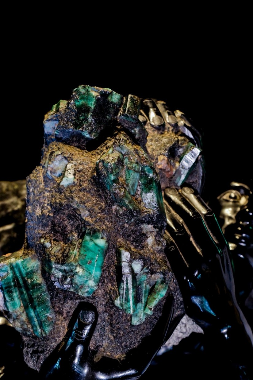 Escultura Garimpeiros, com 13 cristais de esmeralda bruta, será leiloada por lance inicial de R$ 200 milhões amanhã