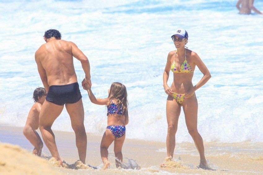 Fred Guedes e Paula Armani curtem praia com as crianças