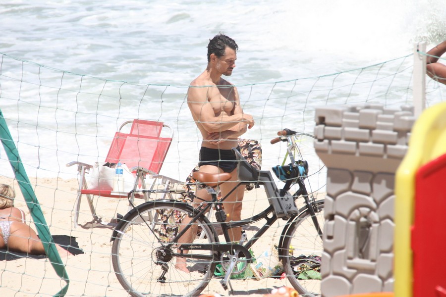 Gabriel Gracindo aproveita tempo bom no Rio e curte praia no Leblon