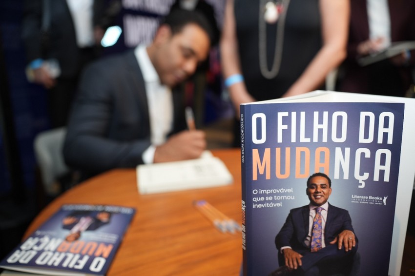 Fundador do G10 Favelas e da Academia da Prosperidade e da Vida, Gilson Rodrigues, faz sessão de autógrafos na Bienal Internacional do Livro