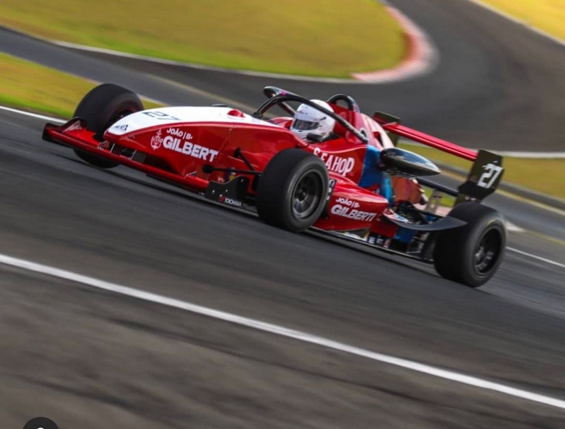 João Sartório na pista com sua máquina