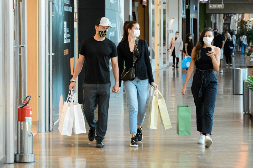 Klebber toledo e Camila Queiroz vão ás compras em shopping na Barra da Tijuca