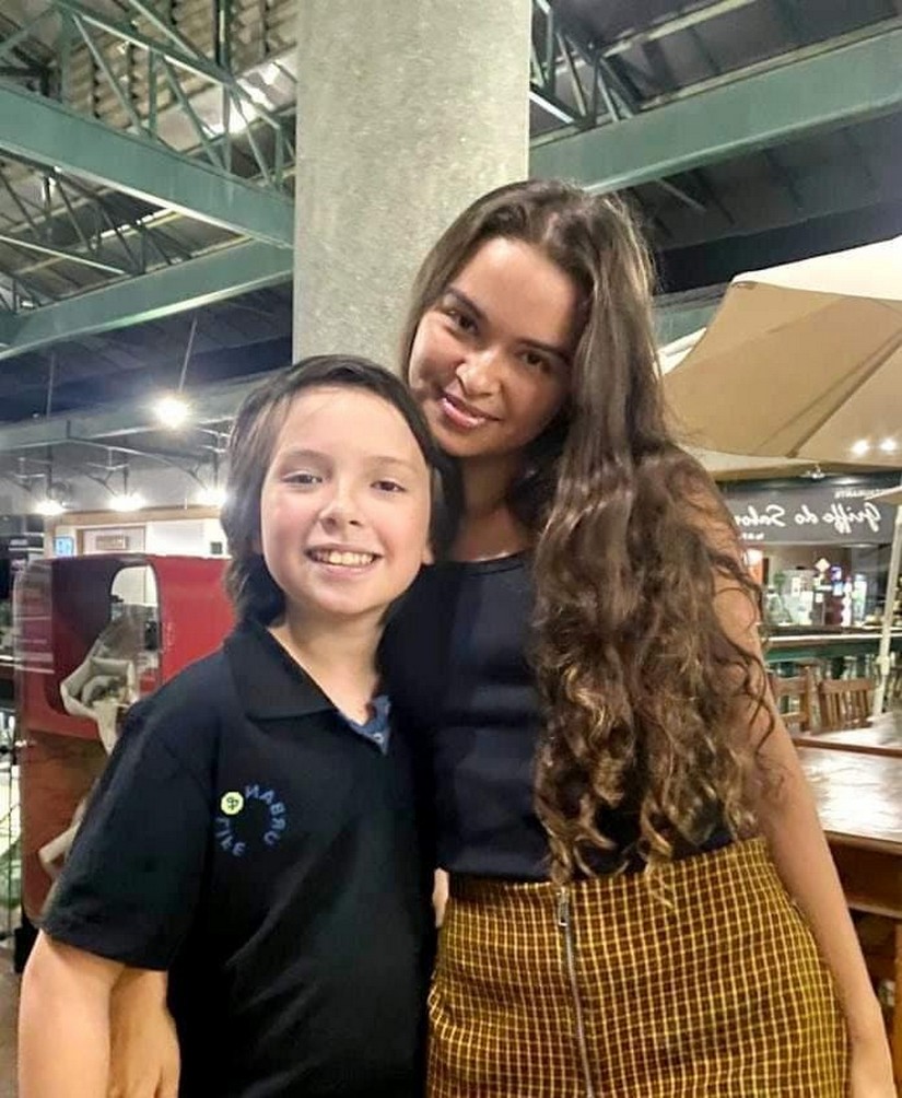Lorenzo Ventura com a atriz Mafê Siqueira, que interpreta Ester