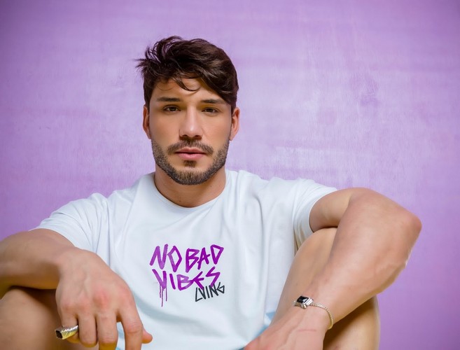 Modelo e digital influencer Lucas Viana lança marca de roupas e acessórios