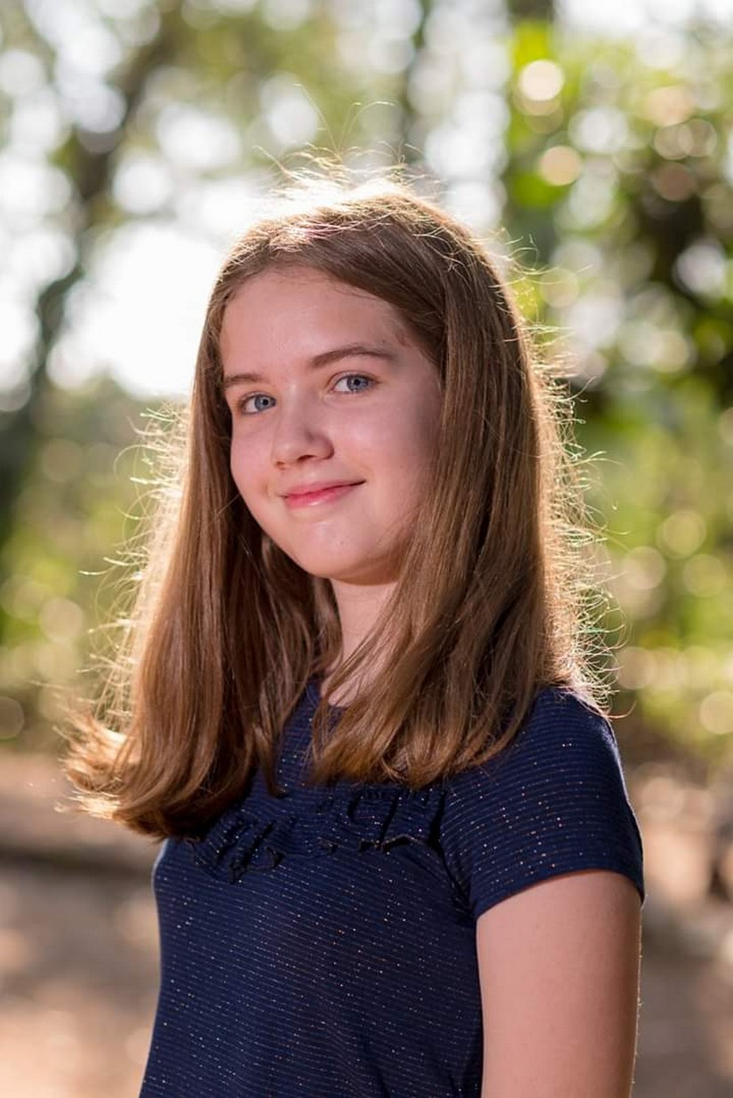 Melissa Mellvee, de 13 anos, é destaque nos jornais gaúchos com o lançamento de seu primeiro livro