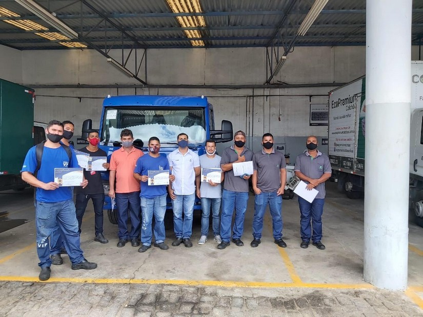 Motoristas das empresas Colcholândia, Formetal e Stampa receberam certificado do treinamento na Autobahn Caminhões