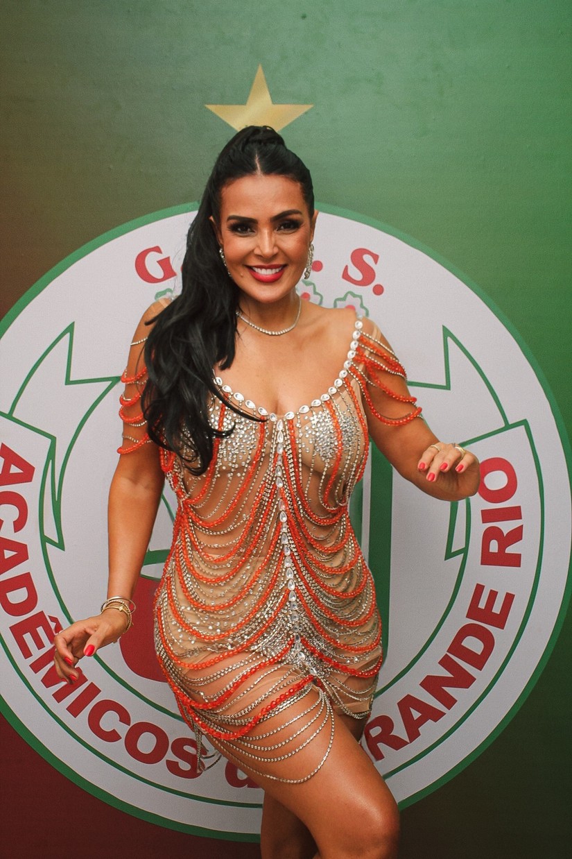 Musa da Grande Rio, Gardênia Cavalcanti mostra força e samba no pé  em ensaio na quadra