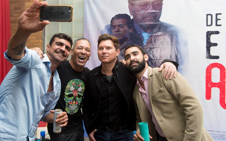 O empresário Marcelo Cardoso faz selfie com Bruno Saglia, o promoter David Santiago e o produtor João Pedro Durão