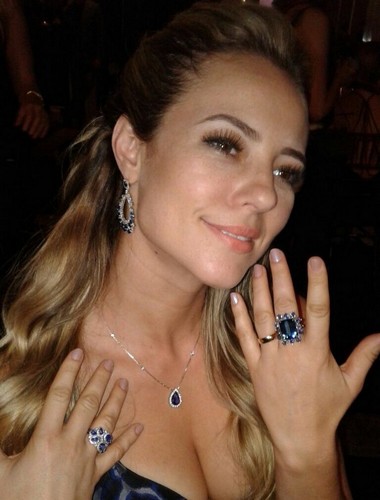 Anne Pepela Surita é a designer das joias usadas pelas atrizes da série Assédio da Globo
