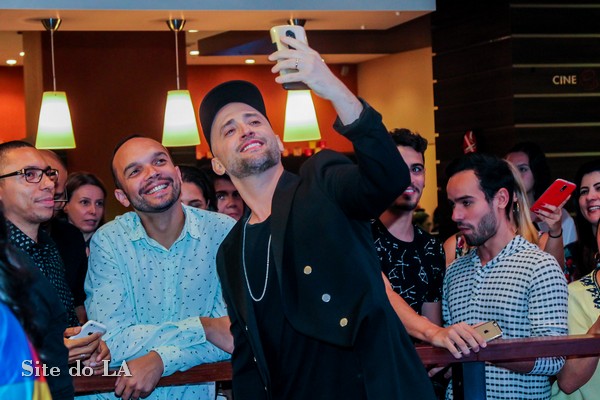 Paulo Gustavo faz selfie com fãs