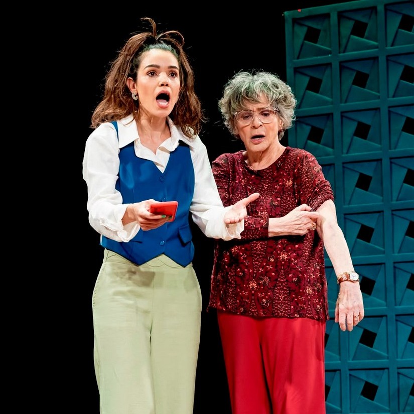 Rachel Gollassi estreia comédia ao lado de Fafy Siqueira e reforça trajetória entre teatro, TV, cinema e streaming