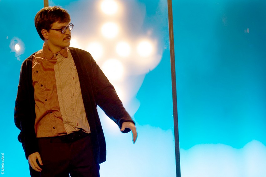 Rafael Saraiva apresenta O Dinossauro de Plástico no Teatro Domingos Oliveira, no Rio