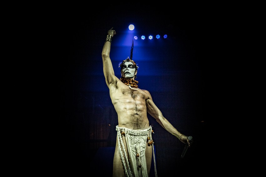 Teatro Porto prorroga temporada de Ney Matogrosso, Homem com H que volta em cartaz em 30 de janeiro