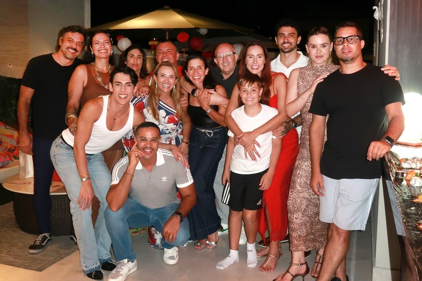 Theodoro reúne amigos em jantar intimista com música de Gabi Lima