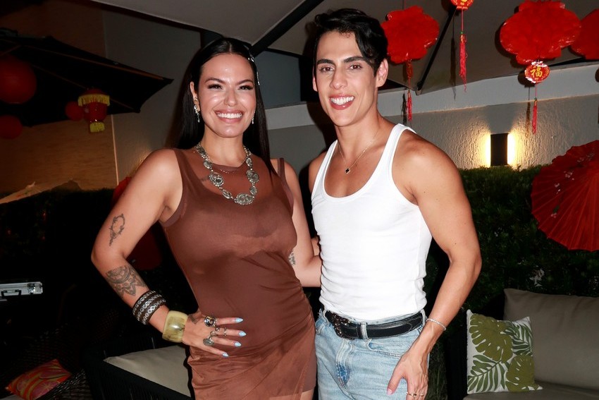 Theodoro reúne amigos em jantar intimista com música de Gabi Lima