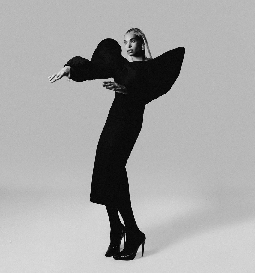 Valentina Saluz celebra 30 anos com look desfilado por ela durante a Milan Fashion Week