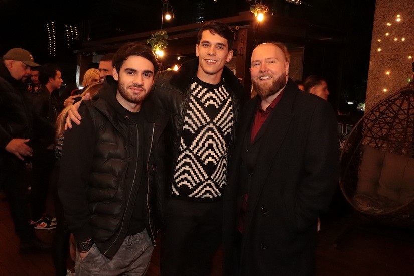 Victor Cabral e Daniel Romano com Fe Martyn, diretor executivo do Mahau