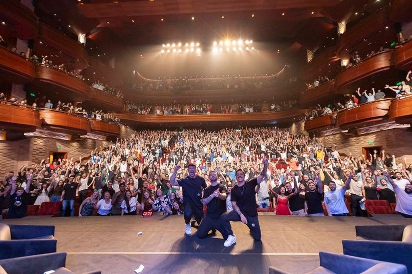 Victor Sarro, Renato Albani e Júlio Cocielo apresentam o espetáculo S.A.C, no Espaço Unimed, em São Paulo