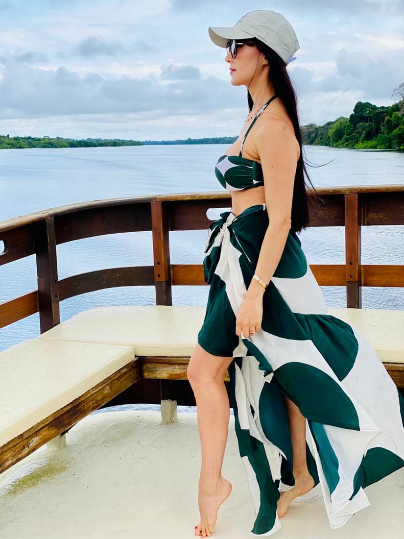 Dani visitando o Rio Negro no Amazonas