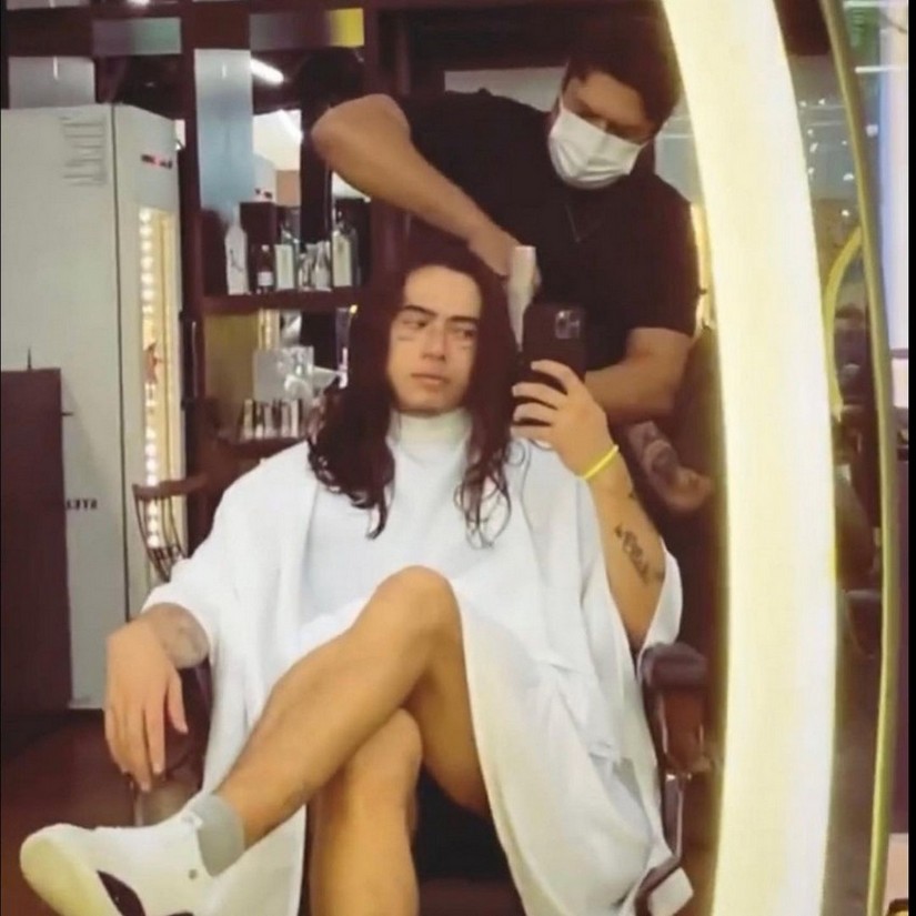 Whinderson Nunes dando um trato no cabelo com Luciano Alves