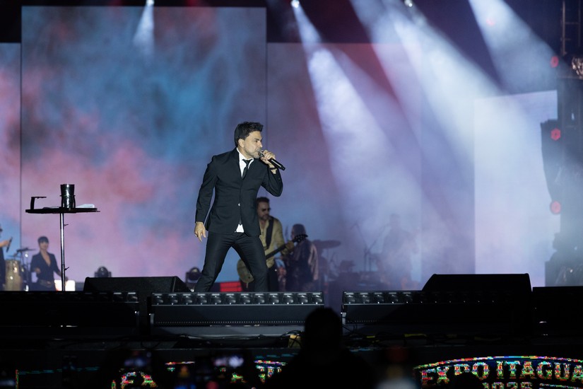 Zezé Di Camargo arrasta multidões em três shows e reúne mais de 100 mil pessoas em Curvelo, MG