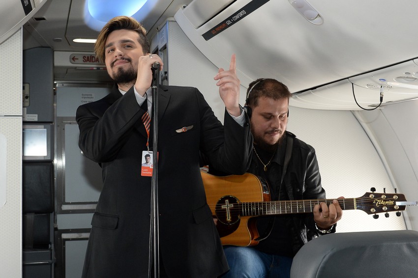 Luan Santana faz pocket show em avião da Gol no trecho BH - RJ